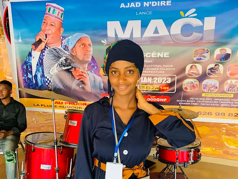 Une participante devant la bannière « AJAD N'Diré lance Maci sur scène »
