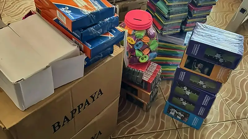 Fournitures scolaires achetées par l'AJAD pour la rentrée 2026&nbsp;: cahiers, stylos, règles, gommes et boîtes de mathématiques